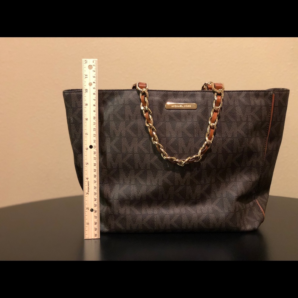 AUTHENTIC MICHAEL KORS SHOULDER BAG – CHIC & CLASSY!